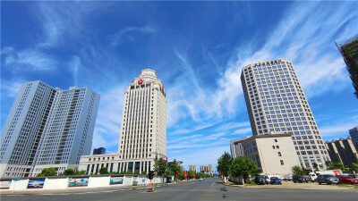 吉安视觉：蓝天白云绘出美丽画卷
7月8日，江西吉安晴空万里。天空依然是那么的蓝，白云依然是那么的美。蓝天白云用它们的神奇之笔在城区上空画出了一幅幅美丽的画卷，令人心旷神怡。（摄/肖勇）