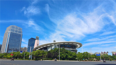 吉安视觉：蓝天白云绘出美丽画卷
7月8日，江西吉安晴空万里。天空依然是那么的蓝，白云依然是那么的美。蓝天白云用它们的神奇之笔在城区上空画出了一幅幅美丽的画卷，令人心旷神怡。（摄/肖勇）