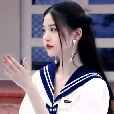 (美女们看到的补一下上一条赞谢谢qwq)
*再回眸 吻在了指尖