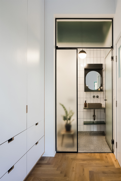 51
project info:
name: tel aviv apartment 05
architect: jonathan canetti
in collaboration with: sharon bareket
location: tel aviv, israel
area: 90 m2
in a unique 1930’s social-housing building in t…