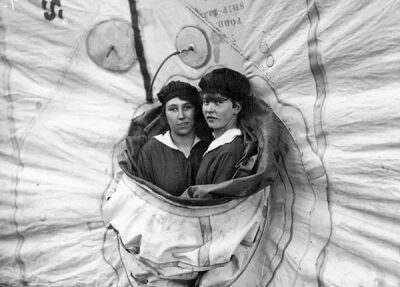 在Short Brothers Works的齐柏林飞艇大厦工作的两名年轻女性。他们在气球体内工作，于1919年2月拍摄。 ＃
AR Coster / Topical Press Agency / Getty
