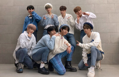 StrayKids 方灿、李旻浩、徐彰彬、黄铉辰、韩知城、李龙馥、金昇玟、梁精寅