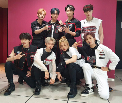 StrayKids 方灿、李旻浩、徐彰彬、黄铉辰、韩知城、李龙馥、金昇玟、梁精寅