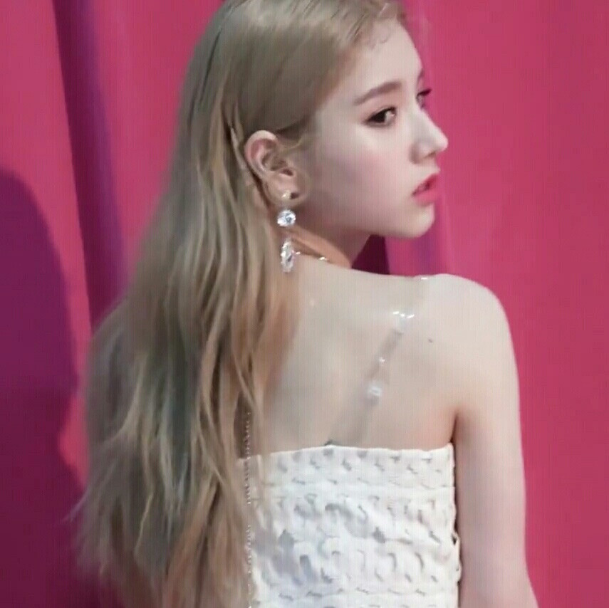 简介.
改了把我往死里踹！
专辑《&》拍摄花絮 记得多多字词本月的新歌PPT！！！