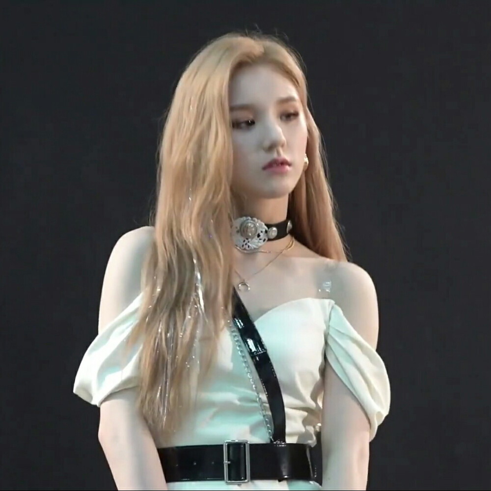 简介.
改了把我往死里踹！
专辑《&》拍摄花絮 记得多多字词本月的新歌PPT！！！