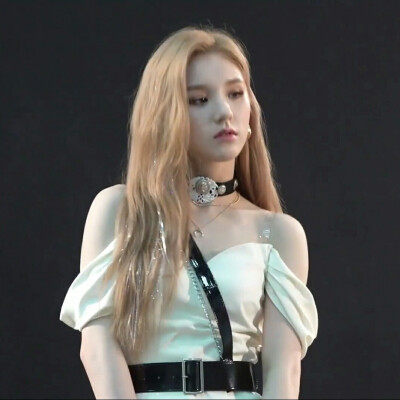 简介.
改了把我往死里踹！
专辑《&》拍摄花絮 记得多多字词本月的新歌PPT！！！