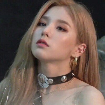 简介.
改了把我往死里踹！
专辑《&》拍摄花絮 记得多多字词本月的新歌PPT！！！