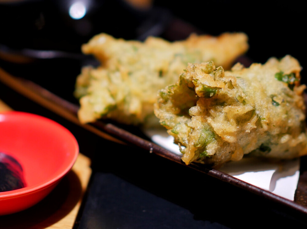 每次来杭城都要吃的满满初牛
烧肉的饕餮盛宴
肥嫩鹅肝和牛排在晶莹透亮的米饭上码得满满登登
抹茶冻上铺着糯甜的红豆羹一口沁苦一口回甘
沙拉里的葡萄干聚味点睛牛肉汤的香气在鼻尖萦绕
今晚的夜色真美