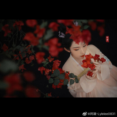 【闲时观花 】
闲时观花落暑天
岁里偷得半旧年
摄后：@阿凝-Lylelee0831
出镜：@七屿呀_
妆造：@神经大爷
齐胸：@有香如故汉服
#汉服摄影##汉服##汉服摄影##汉服写真##深圳约拍#