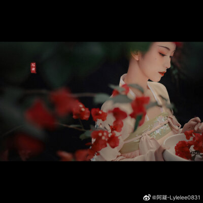 【闲时观花 】
闲时观花落暑天
岁里偷得半旧年
摄后：@阿凝-Lylelee0831
出镜：@七屿呀_
妆造：@神经大爷
齐胸：@有香如故汉服
#汉服摄影##汉服##汉服摄影##汉服写真##深圳约拍#