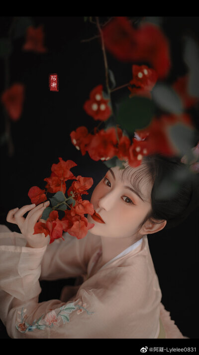 【闲时观花 】
闲时观花落暑天
岁里偷得半旧年
摄后：@阿凝-Lylelee0831
出镜：@七屿呀_
妆造：@神经大爷
齐胸：@有香如故汉服
#汉服摄影##汉服##汉服摄影##汉服写真##深圳约拍#