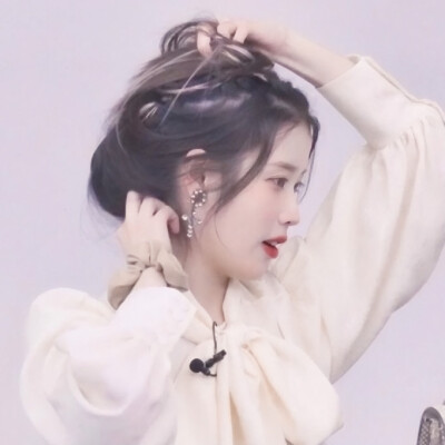 IU/李知恩 *
#学长可不可以帮我扎一下头发啊 -
原截沈喃月 .