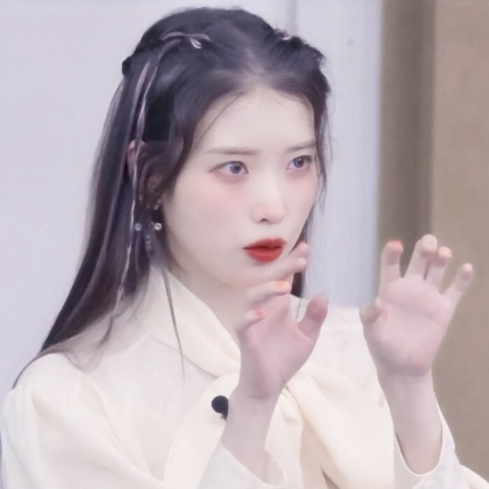 IU/李知恩 *
#学长可不可以帮我扎一下头发啊 -
原截沈喃月 .