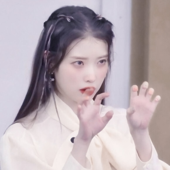 IU/李知恩 *
#学长可不可以帮我扎一下头发啊 -
原截沈喃月 .