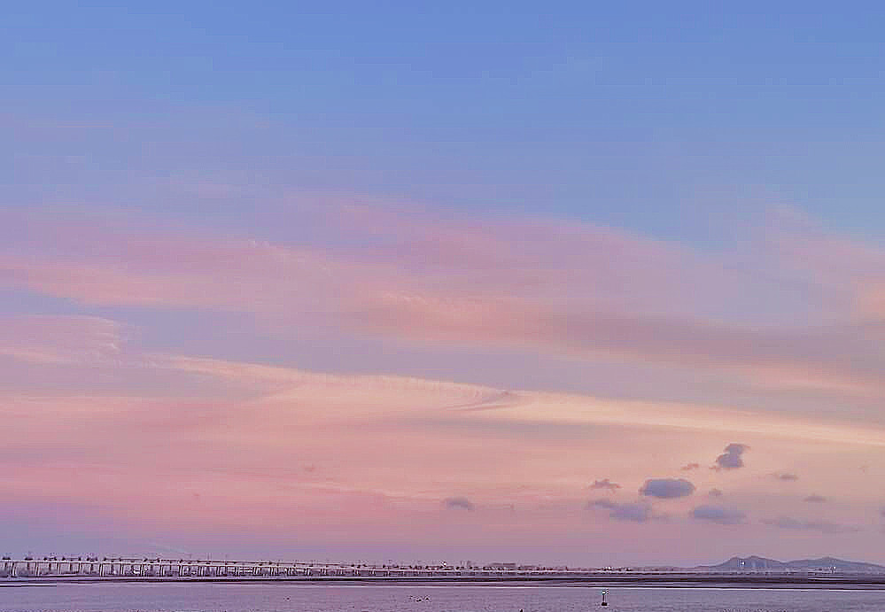 落日跌进海里