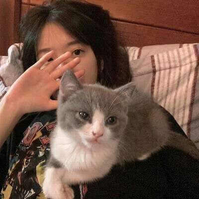 女生头像 抱猫