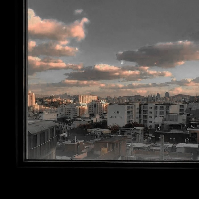 我们都被困在这寂寞的夜晚 过于温暖的冬天让人失去自觉 波浪在海面上营火在岸边 芒草在山巅痛苦还留在眉间