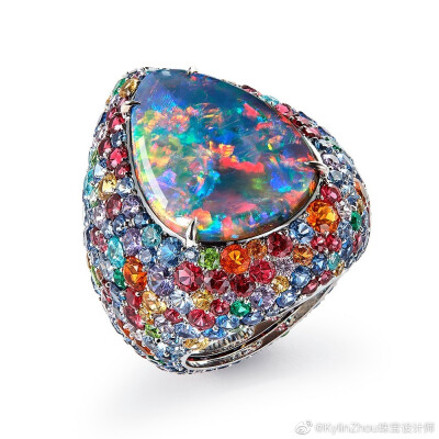 Boucheron 推出新一季高级珠宝系列——「Holographique」，系列名称意为「全息光影」。品牌创意总监 Claire Choisne 不仅采用欧泊宝石塑造出光影变幻的华丽作品，还再次大胆将新宝石材料融入高级珠宝领域，以焕然一…