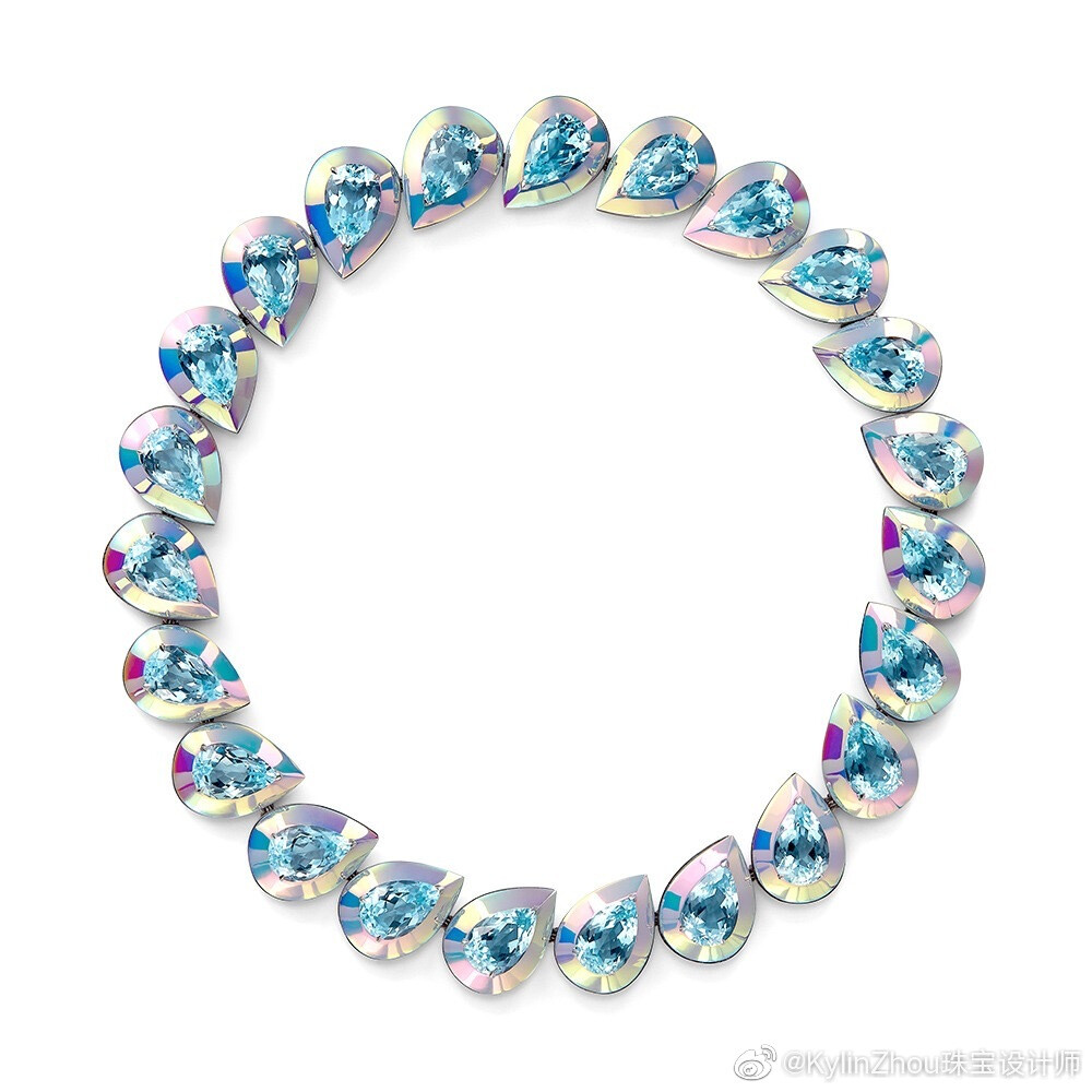 Boucheron 推出新一季高级珠宝系列——「Holographique」，系列名称意为「全息光影」。品牌创意总监 Claire Choisne 不仅采用欧泊宝石塑造出光影变幻的华丽作品，还再次大胆将新宝石材料融入高级珠宝领域，以焕然一新的方式诠释色彩与光影，创造出充满未来主义风格的作品。