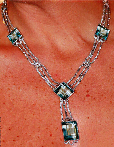18岁生日礼物，外婆艾玛王后送给外孙女朱丽安娜一条海蓝宝石钻石项链，由六个正方形海蓝宝和一个长方形海蓝宝吊坠组成，吊坠可拆卸，项链可拆短做手链