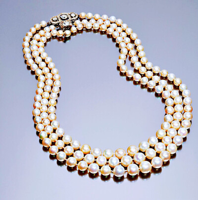 已故第5代阿伯肯公爵夫人亚历山德拉·汉密尔顿的三条珍珠项链，材质都是野生珍珠，每串的差别在于搭扣的造型、项链的长短和珍珠的尺寸，项链的长度分别为51.8cm、46.5cm和46.4cm，珍珠尺寸大约是5.5mm到10mm的直径，…