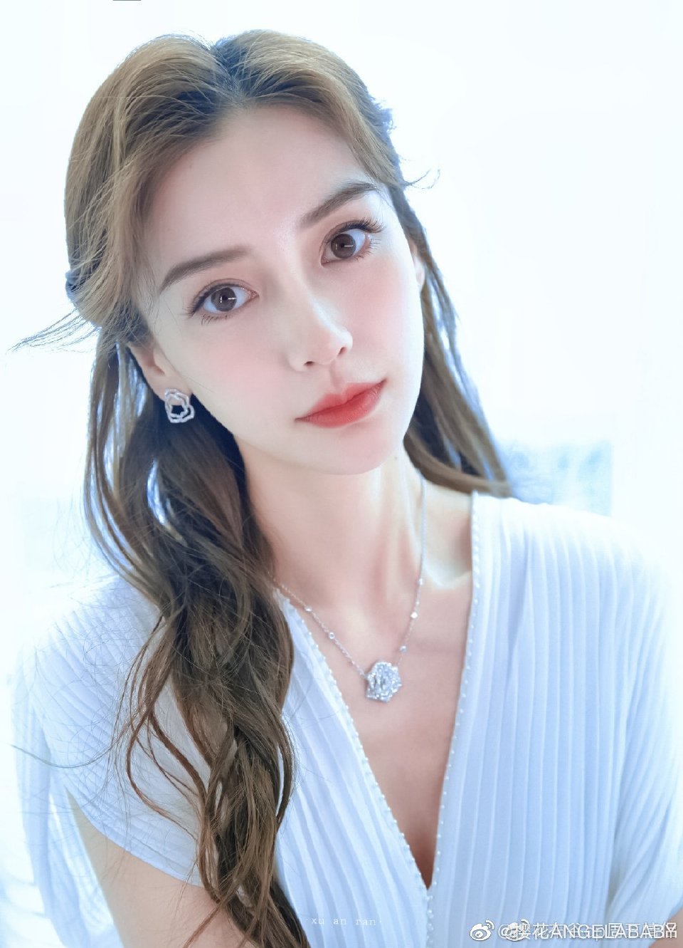 【侵权删】这里是Angelababy（杨颖）的美图啦~可甜可盐可飒你值得拥有哦！
我在豆蔻年华遇见你，想要陪你好多好多年。（图源很广，带水印，只是个人集baby美图）