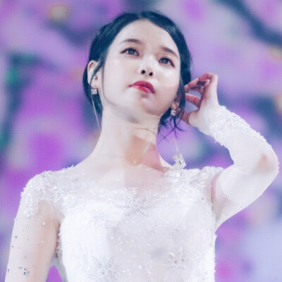 
“你是沉落的星星
生于永夜
落于白昼。”
© MoonLight_iu