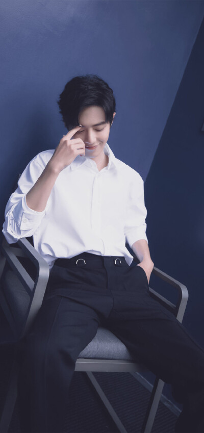 喜欢他休闲时的接地气，舞台上的霸气，生活时的文艺气。肖战不只是演员一人千面，就是本人也是把好多钟气质完美的融合于一身。我太喜欢了！！