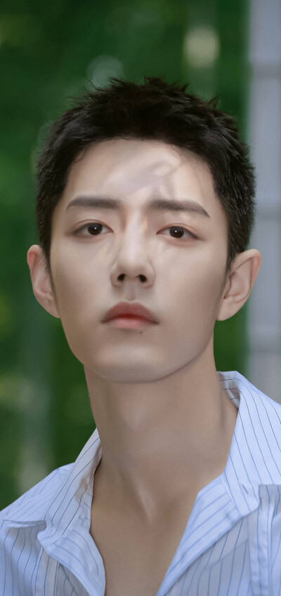 喜欢他休闲时的接地气，舞台上的霸气，生活时的文艺气。肖战不只是演员一人千面，就是本人也是把好多钟气质完美的融合于一身。我太喜欢了！！