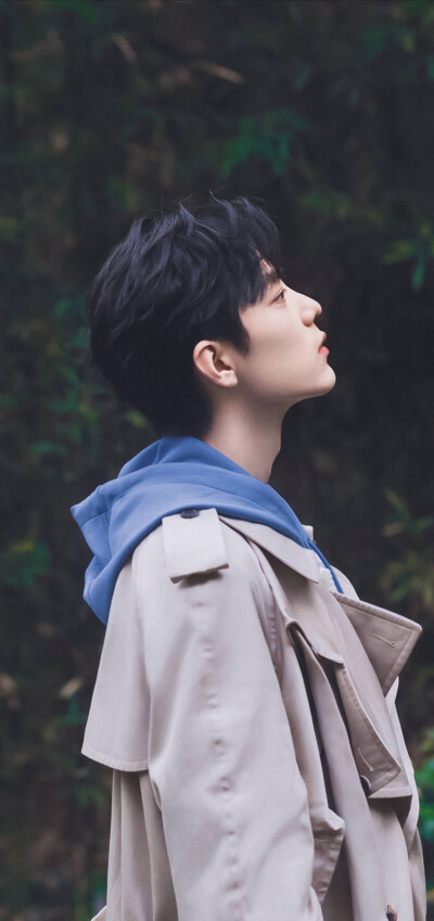 喜欢他休闲时的接地气，舞台上的霸气，生活时的文艺气。肖战不只是演员一人千面，就是本人也是把好多钟气质完美的融合于一身。我太喜欢了！！