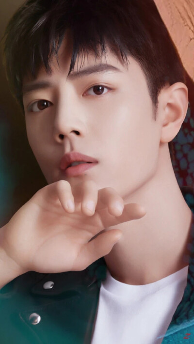  大家好，我依然是肖战。
保持炙热，坚持下去，或许前路未必是光明坦荡，但也一定充满无限可能，热爱可抵岁月漫长，彼此保护从来不是说说而已，让我们一起变成更好的人吧，成为彼此的骄傲。”