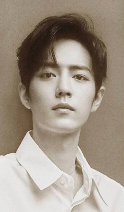  大家好，我依然是肖战。
保持炙热，坚持下去，或许前路未必是光明坦荡，但也一定充满无限可能，热爱可抵岁月漫长，彼此保护从来不是说说而已，让我们一起变成更好的人吧，成为彼此的骄傲。”