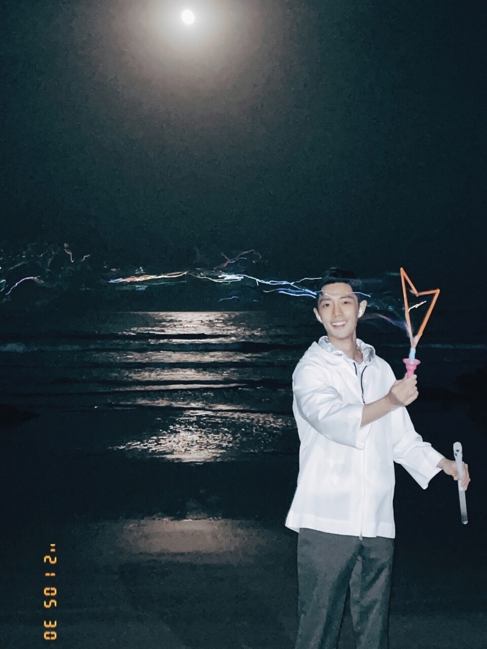  大家好，我依然是肖战。
保持炙热，坚持下去，或许前路未必是光明坦荡，但也一定充满无限可能，热爱可抵岁月漫长，彼此保护从来不是说说而已，让我们一起变成更好的人吧，成为彼此的骄傲。”