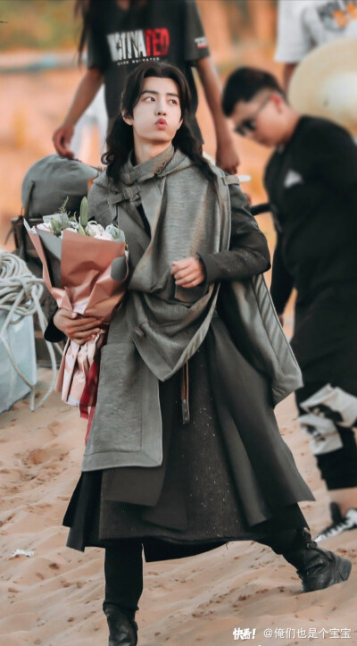  大家好，我依然是肖战。
保持炙热，坚持下去，或许前路未必是光明坦荡，但也一定充满无限可能，热爱可抵岁月漫长，彼此保护从来不是说说而已，让我们一起变成更好的人吧，成为彼此的骄傲。”