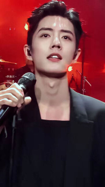  大家好，我依然是肖战。
保持炙热，坚持下去，或许前路未必是光明坦荡，但也一定充满无限可能，热爱可抵岁月漫长，彼此保护从来不是说说而已，让我们一起变成更好的人吧，成为彼此的骄傲。”