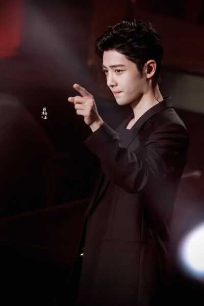  大家好，我依然是肖战。
保持炙热，坚持下去，或许前路未必是光明坦荡，但也一定充满无限可能，热爱可抵岁月漫长，彼此保护从来不是说说而已，让我们一起变成更好的人吧，成为彼此的骄傲。”