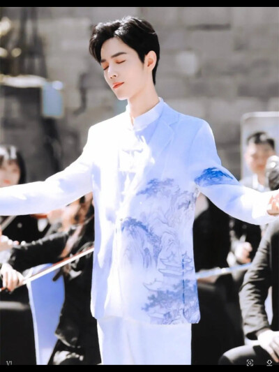  大家好，我依然是肖战。
保持炙热，坚持下去，或许前路未必是光明坦荡，但也一定充满无限可能，热爱可抵岁月漫长，彼此保护从来不是说说而已，让我们一起变成更好的人吧，成为彼此的骄傲。”