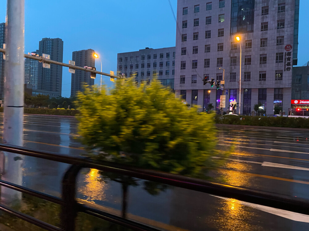 雨后夜晚的城市，炎热的夏天，看什么都是高饱和状态