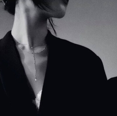 A.Lily。
黑白情头。
