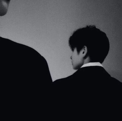 A.Lily。
黑白情头。
