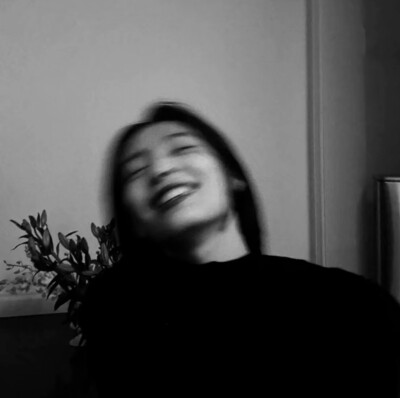 A.Lily。
黑白情头。
