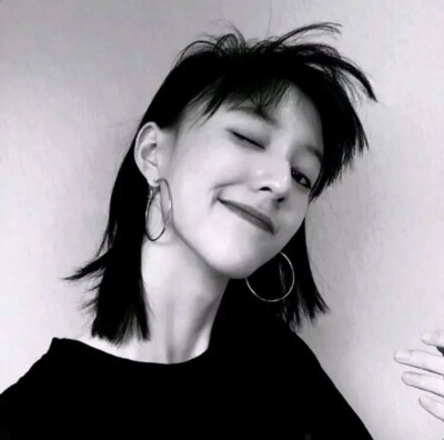 A.Lily。
黑白情头。
