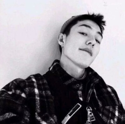 A.Lily。
黑白情头。
