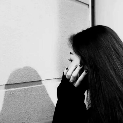 A.Lily。
黑白情头。
