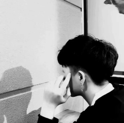 A.Lily。
黑白情头。
