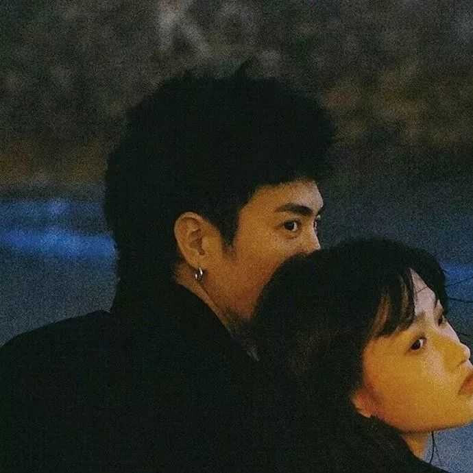 爱是想触碰又收回手。