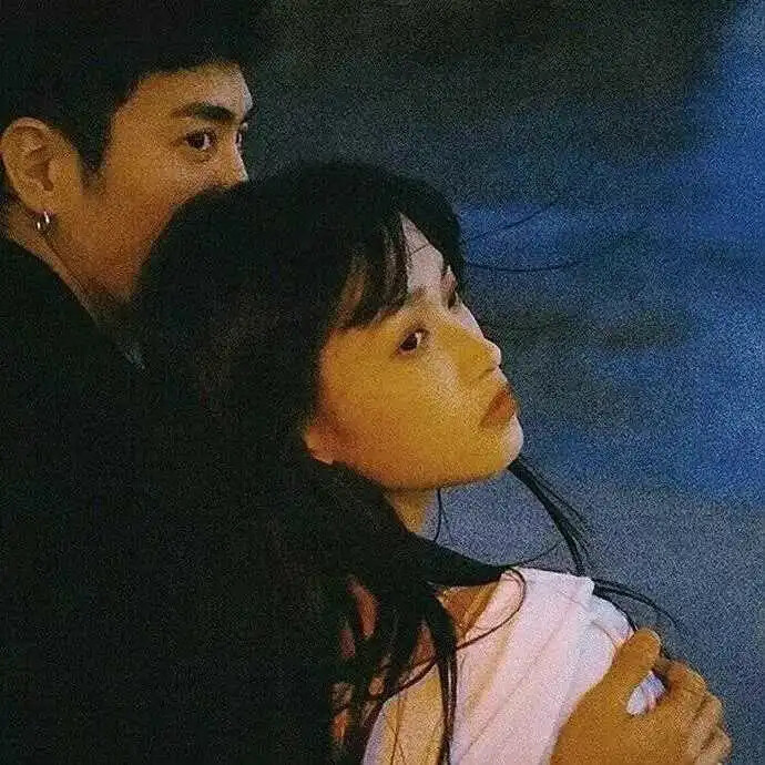 爱是想触碰又收回手。