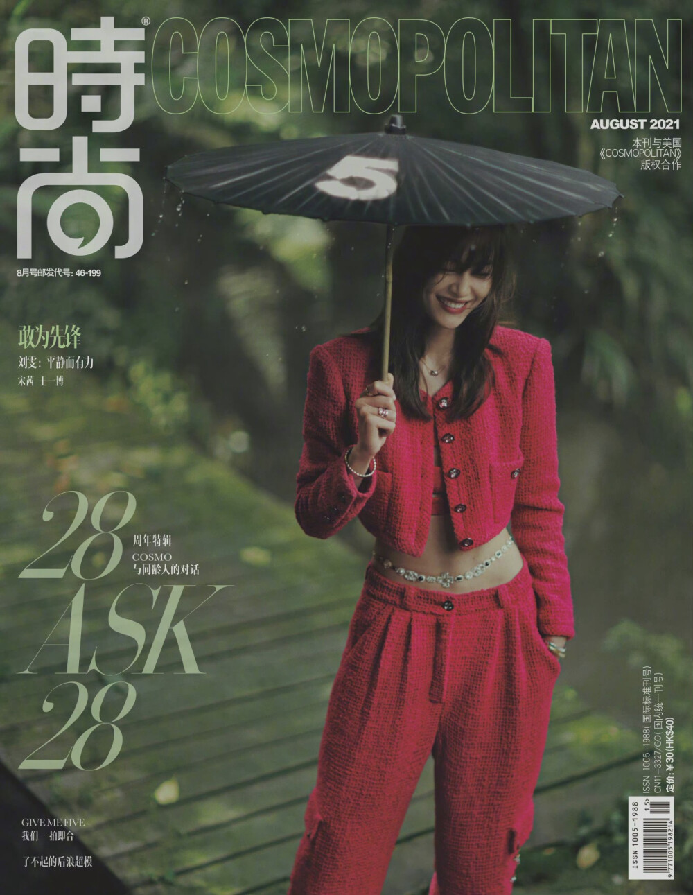 刘雯时尚COSMO 八月28周年刊，穿着红色套装的香奈儿女郎
摄影: 陈漫 ​​​