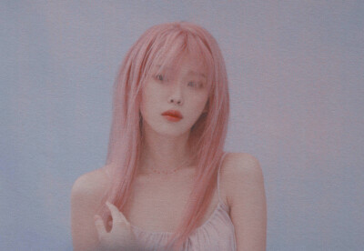 IU | LILAC扫图
cr:窥见银河星雾