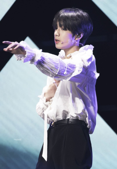 刘耀文舞台壁纸
你可以永远相信刘耀文。